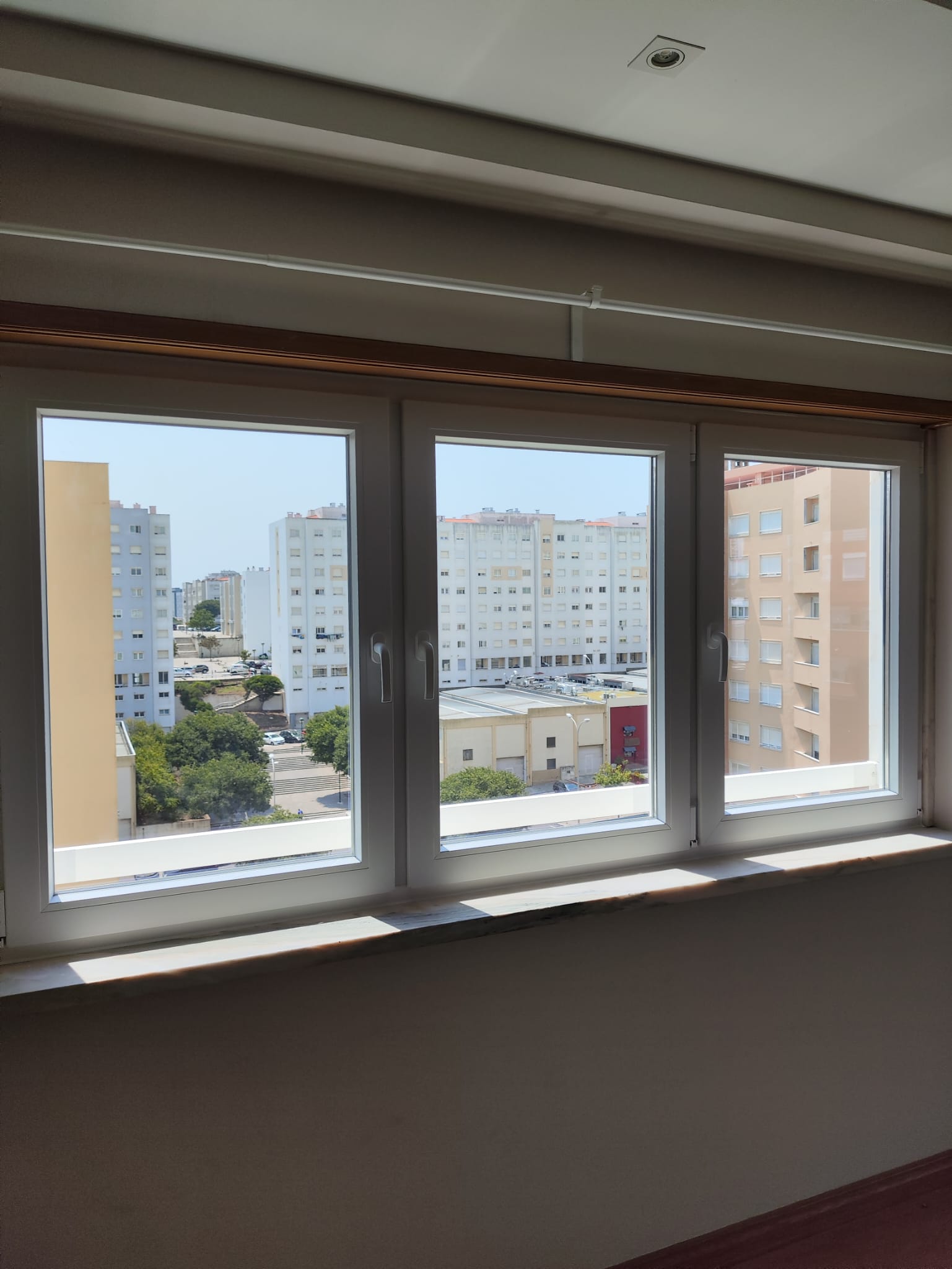 Janela tripla em PVC branco instalada pela TERCOMF