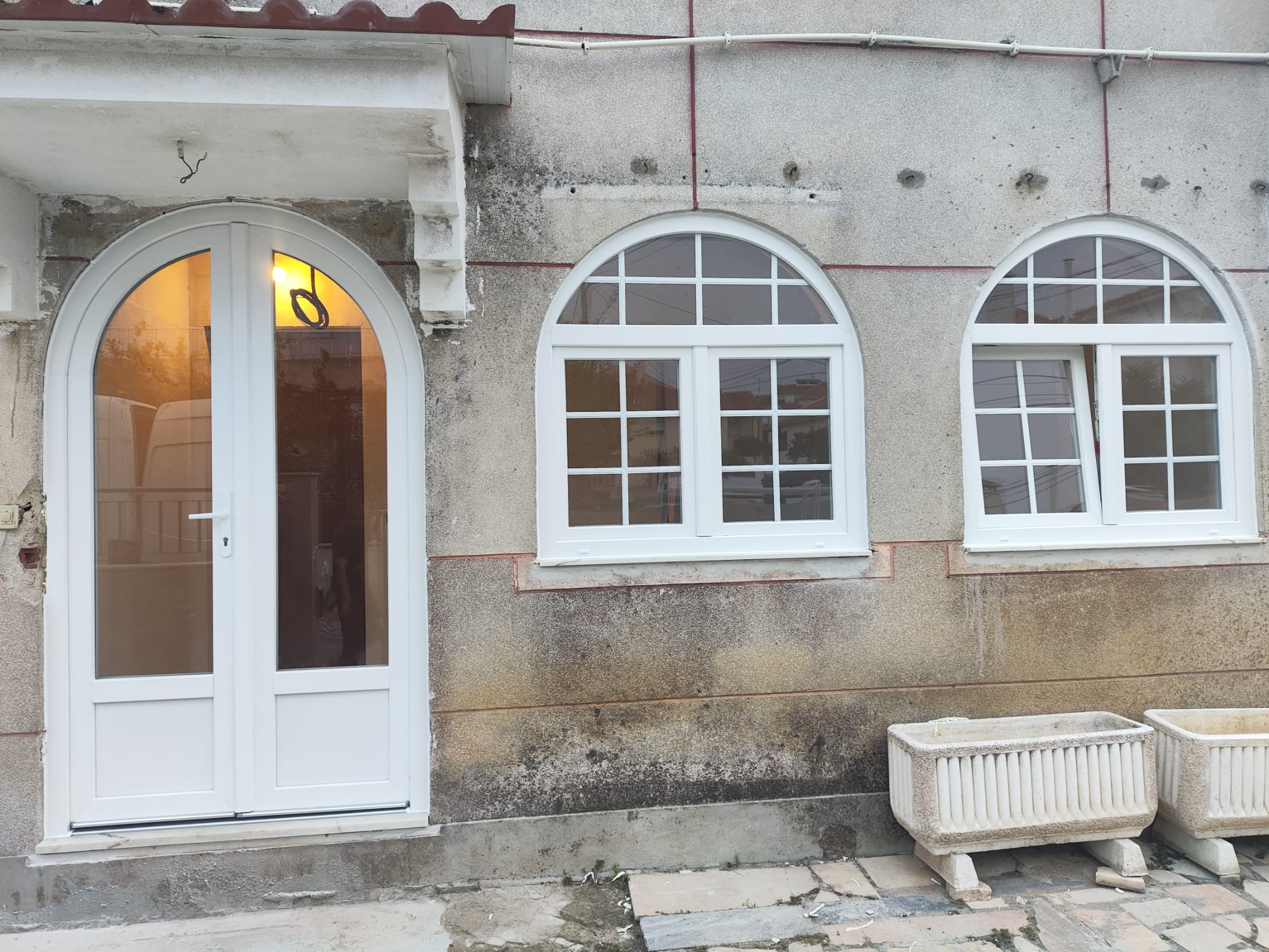Janelas arqueadas em PVC instaladas pela TERCOMF