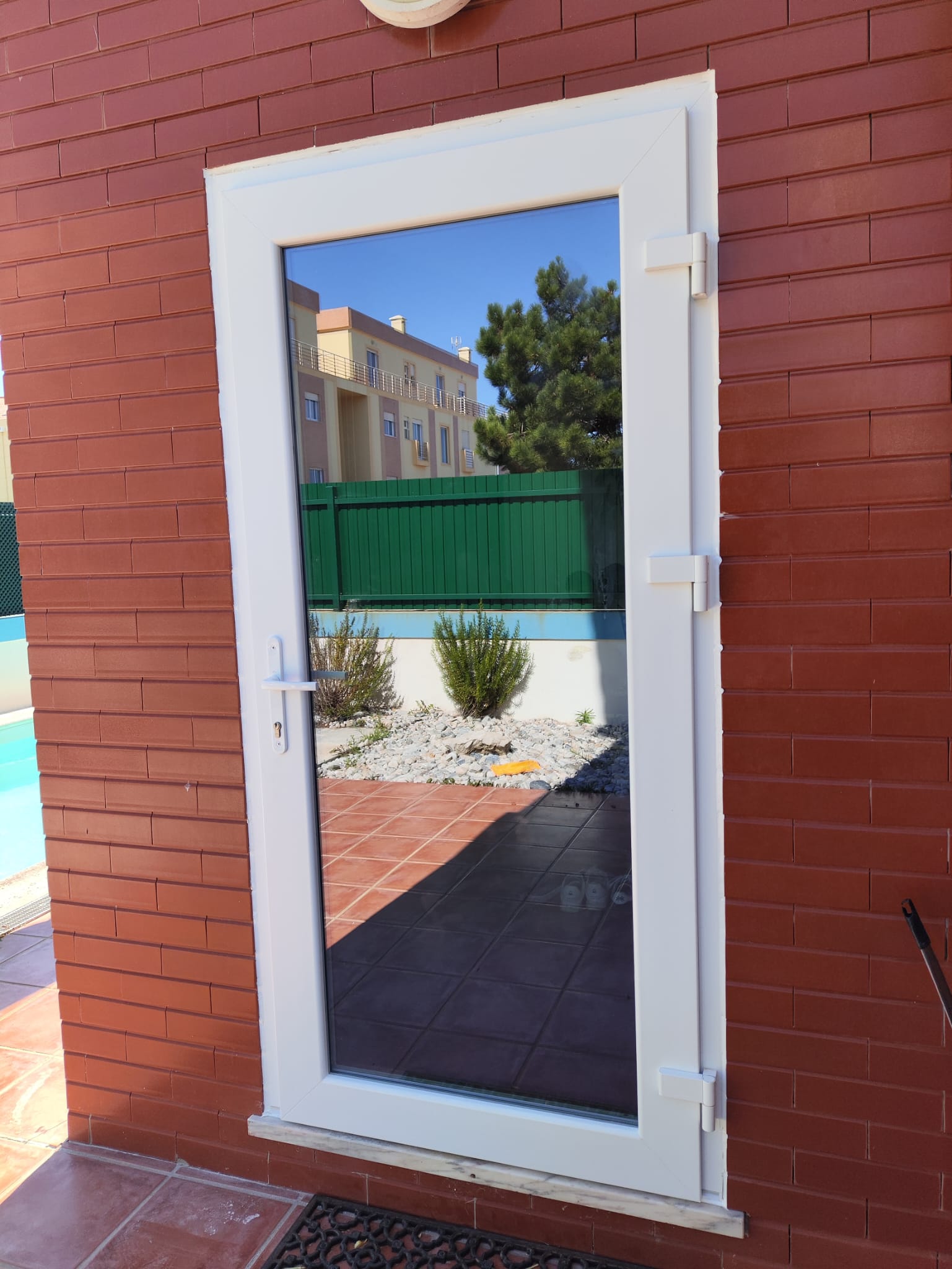 Porta de entrada envidraçada em PVC instalada pela TERCOMF